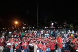 Atraksi musik ukulele warnai pantauan gerhana bulan total di Kota Ambon