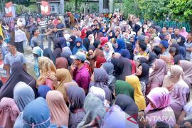 Ratusan warga Sabang serbu Disperindagkop, incar sembako murah