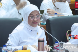 Menaker Ida Fauziyah sebut upah minimum 2023 akan relatif lebih tinggi dibanding 2022