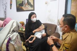 Bunda Fey minta petugas puskesmas Kediri terus dampingi bayi Klarisa