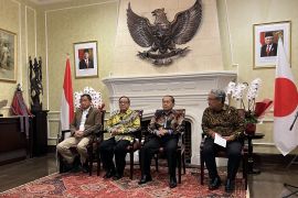 Menpora sampaikan ucapanselamat kepada Akbar Tandjung atas anugerah dari Jepang