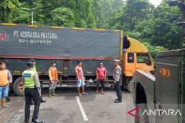 Truk trailer nyaris masuk jurang ikuti petunjuk Google Maps