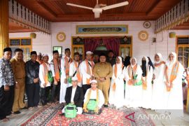 Bupati Tapsel lepas 13 pemenang MTQ berangkat Umrah