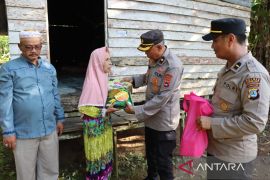 Polres bantu sembako warga Desa Sungai Jelai dan Desa Tambang Ulang