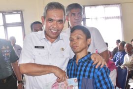 Bupati Kampar serahkan BLT kepada kaum disabilitas di Tapung