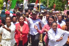 Bupati Thaher Harap Warga Malra Terus Pelihara Budaya Kebersamaan Dan Cinta Damai