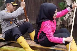 Polres Langkat  bantu pemeriksaan kesehatan warga terdampak banjir