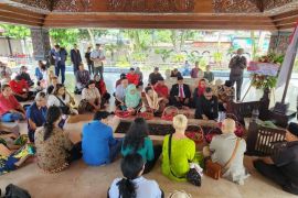 Peserta tapak tilas KAA ziarah makam Bung Karno