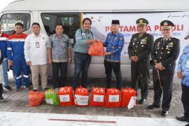 Amril terima bantuan dari SKK Migas untuk korban banjir