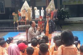 Ketika polisi kenalkan sosok pahlawan dengan wayang