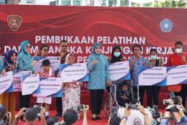 Ketua PKK Tri Tito Karnavian salurkan bantuan untuk warga di Ambon