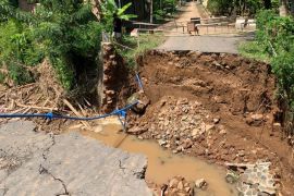 Jembatan penghubung antarkecamatan di Ponorogo putus akibat banjir