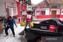 PMI Cianjur bersama relawan salurkan bantuan ke 5 desa terisolasi