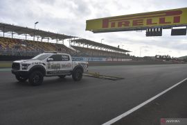 Pembersihan lintasan Pertamina Mandalika International Street Circuit