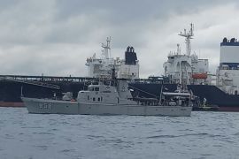Enam kapal dikerahkan evakuasi kapal tanker MT. Young Yong kandas di perairan Batam