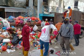 Armada sudah uzur, sampah di Selatpanjang kerap menumpuk