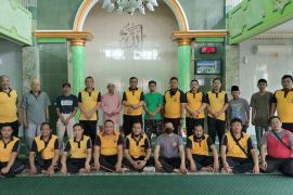 Polsek Cempaka Putih rutin gelar kerja bakti ke seluruh masjid