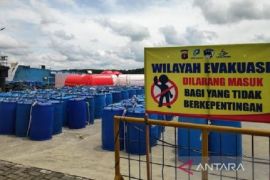 Tiga unit truk berhasil dievakuasi dari KM Satya Kencana yang karam