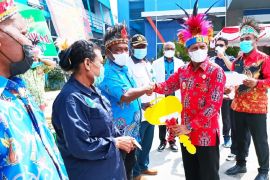 Pemkab Biak Numfor salurkan bantuan operasional tiga ambulans puskesmas