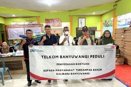 Telkom serahkan bantuan korban banjir bandang di Banyuwangi