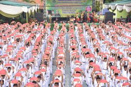 Tari Kolosal "Ngoyek Kupang" siswi Sidoarjo pecahkan rekor MURI