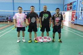 Tim bulutangkis Porwanas Kalsel mitra tanding dengan PBSI Banjarmasin