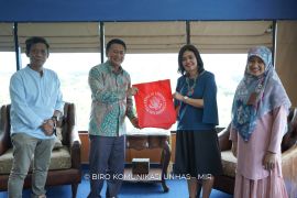 Unhas menyerahkan 47 buku karya dosen ke perpustakaan nasional Amerika