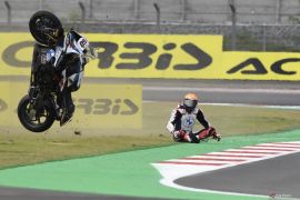 World Superbike- Loriz Baz alami patah tulang usai crash dengan Lowes