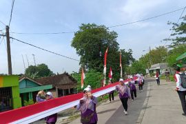 Warga Mojokerto kirab bendera Merah Putih sepanjang 2.022 meter