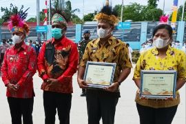 Kadistrik Samofa Adam Umar dapat penghargaan BIAN dan Vaksinasi COVID-19