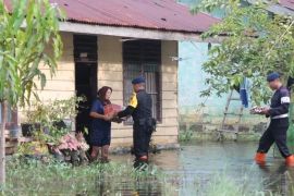 Brimob  Sumut beri bantuan untuk korban banjir di Langkat