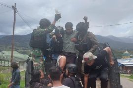 Seorang prajurit TNI luka tembak saat patroli diserang KKB