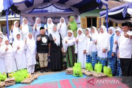 Indahnya kebersamaan Bupati - Ketua TP PKK Tapsel dengan Jamaah BKMT