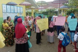 Puluhan emak-emak gruduk SDN 058250 diduga ada penyelewengan