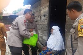Blusukan, Kapolres Palas salurkan bantuan sembako Polri kepada warga kurang mampu