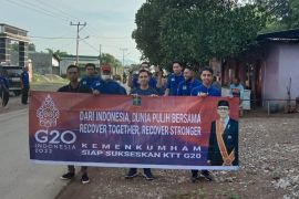 Imigrasi kampanyekan G20 lewat pembagian stiker untuk warga perbatasan
