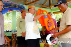 Pemkab Gorontalo serahkan bantuan mesin dan perahu nelayan di Batudaa