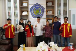 Rektor Unismuh Makassar melepas atlet Pomnas Padang