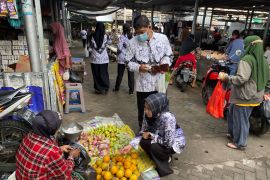 Sejumlah guru latih kepekaan sosial murid dengan beli dagangan di Pasar Kediri