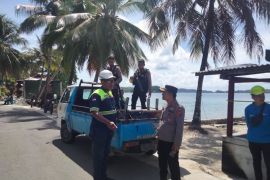 Polisi kawal PLN perbaiki jaringan listrik yang rusak akibat bentrokan