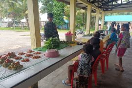 Babinsa Posramil 1708-02/BU-Warsa imbau pedagang jaga kebersihan pasar