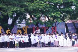 Gubernur Riau Syamsuar bangga minat generasi milenial belajar di pesantren