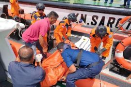 Tim Basarnas cari lima orang korban kecelakaan kapal di perairan Batam