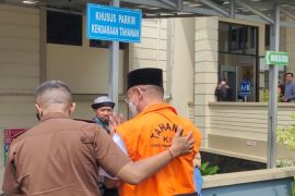 Sidang kasus dugaan suap, terdakwa Andi Desfiandi tiba di PN Tanjungkarang Page 3 Small