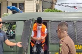 Sidang kasus dugaan suap, terdakwa Andi Desfiandi tiba di PN Tanjungkarang Page 2 Small