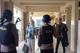 Sidang kasus dugaan suap, terdakwa Andi Desfiandi tiba di PN Tanjungkarang Page 4 Small