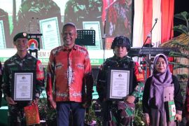 Satgas Pamtas terima penghargaan dari Danrem 172/PWY