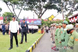 Galeri Foto - Bupati Banjar cek kesiapan personel pengamanan pilkades serentak