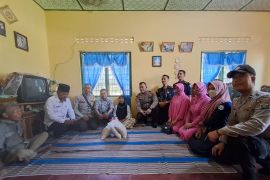 Kapolsek Pangkalan Brandan antar langsung bantuan buat penderita kanker