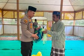 Kapolres Langkat serahkan sajadah dan tasbih kepada pengurus masjid Al Rahman